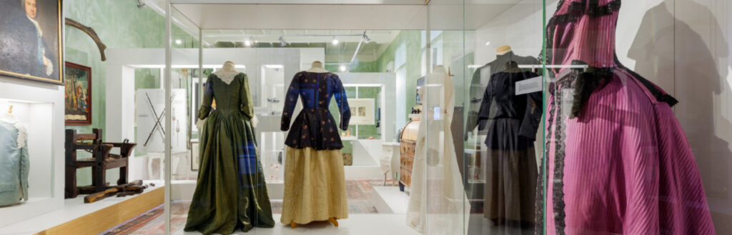 Foto van jurken die in Museum Oldenzaal tentoongesteld worden